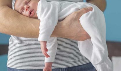 Cum să faci față colicilor la bebeluși